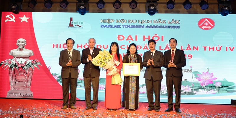 Lãnh đạo UBND tỉnh, Sở VHTT&DL trao Bằng khen của Hiệp hội hội Du lịch Việt Nam cho các cá nhân